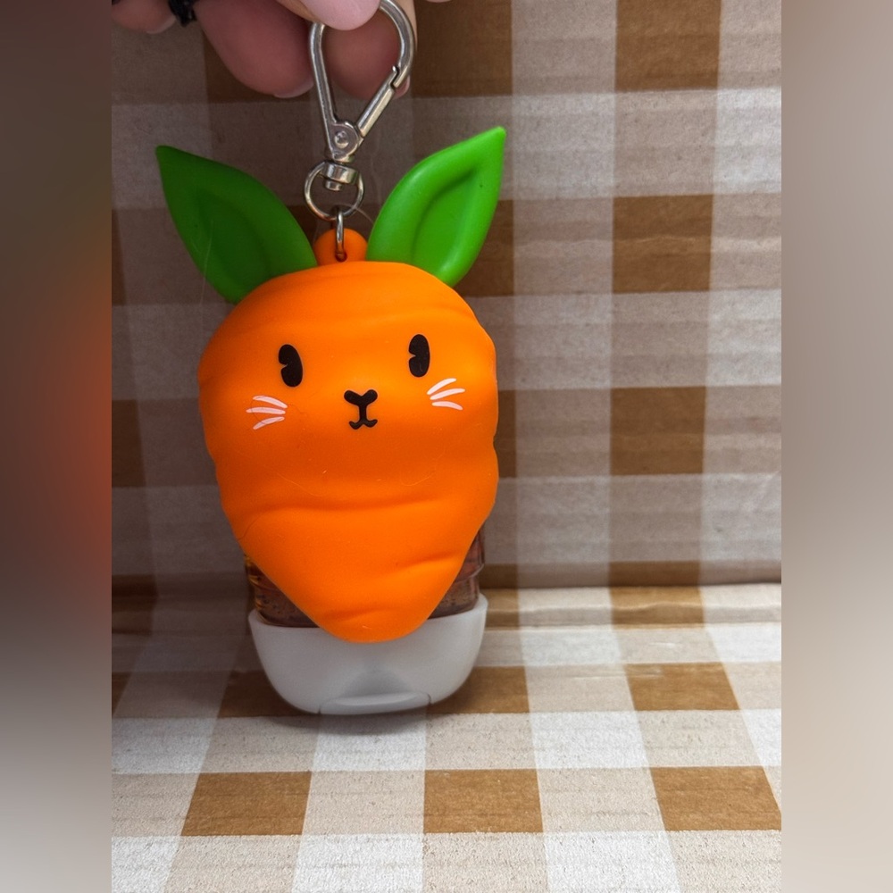 NWT B&BW Easter Bunny Carrot Pocketbac keychain sanitizer holder & 1 NEW Refill - Picture 4 of 5